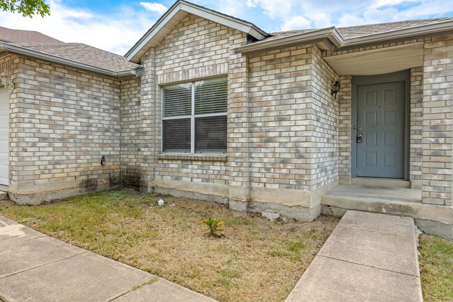 Building Photo - Beautiful 3 bed 2 bath single story, corne...
