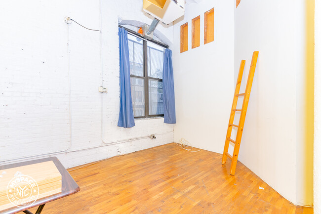 Building Photo - 28 Locust St