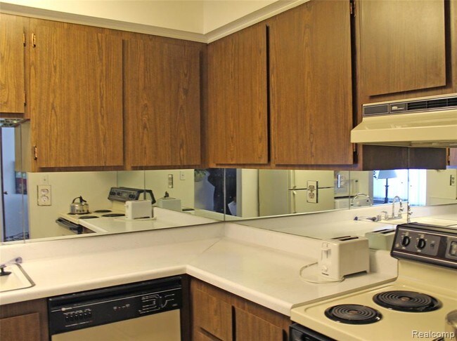Building Photo - 1802 Colonial Village Way