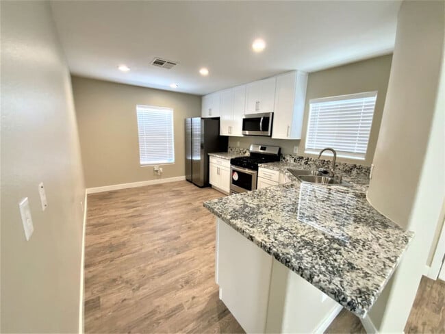 Foto del edificio - 864 Blue Rosalie Pl