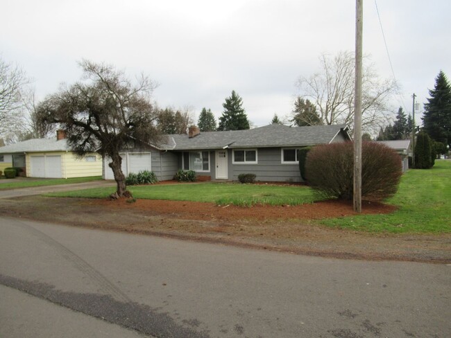 Building Photo - Large Four Bedroom South Salem