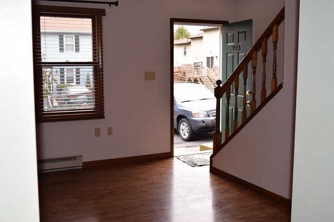 Building Photo - 229 Oakwood Ave
