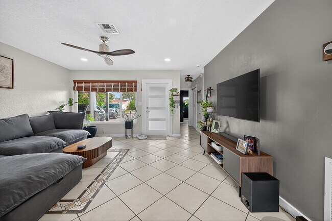 Foto del edificio - 6640 Douglas St