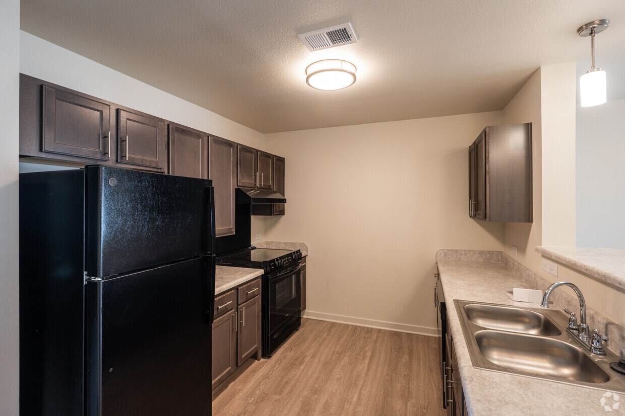 Foto principal - The Creek at Cottonwood Apartment Homes