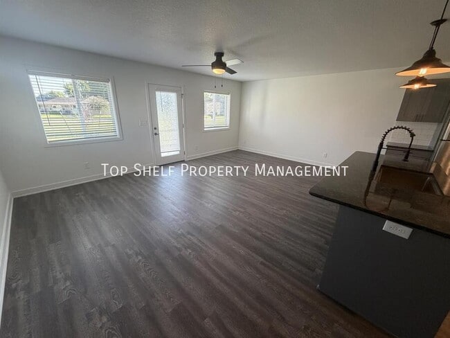 Foto del edificio - 2103 Willis Ave