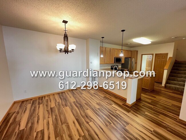 Foto del edificio - Woodbury Townhouse Available Now, Open Flo...