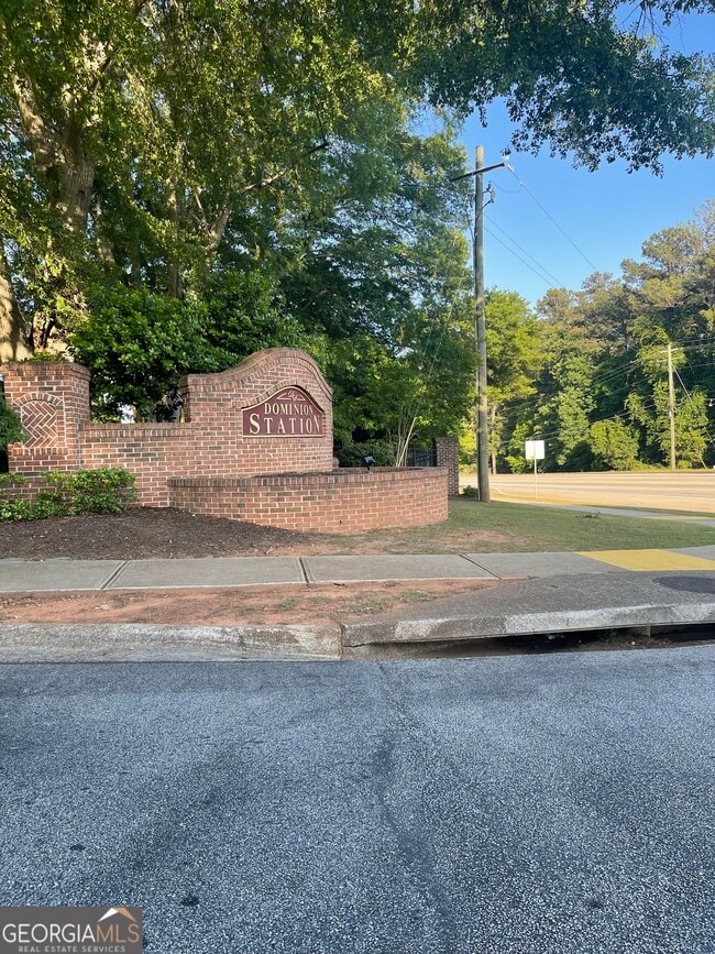 Building Photo - 1071 Brittania Rd