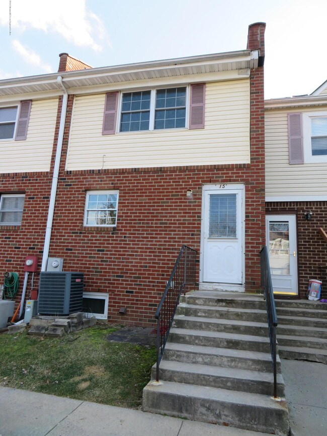 Building Photo - 15 Primrose Ln