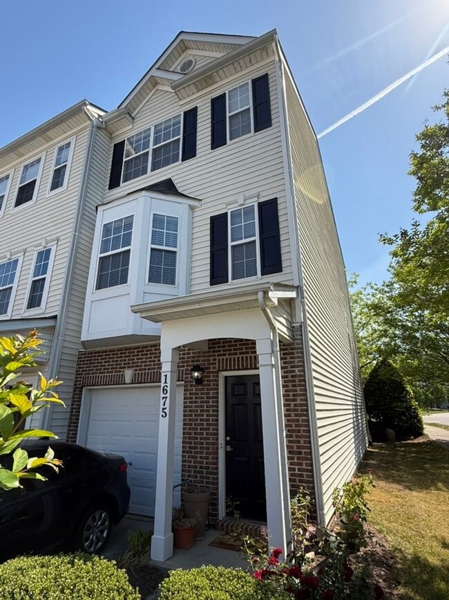 Available June 1st - 2 Bed, 2.5 Ba End-Unit Townhouse - Available June 1st - 2 Bed, 2.5 Ba End-Unit Townhouse