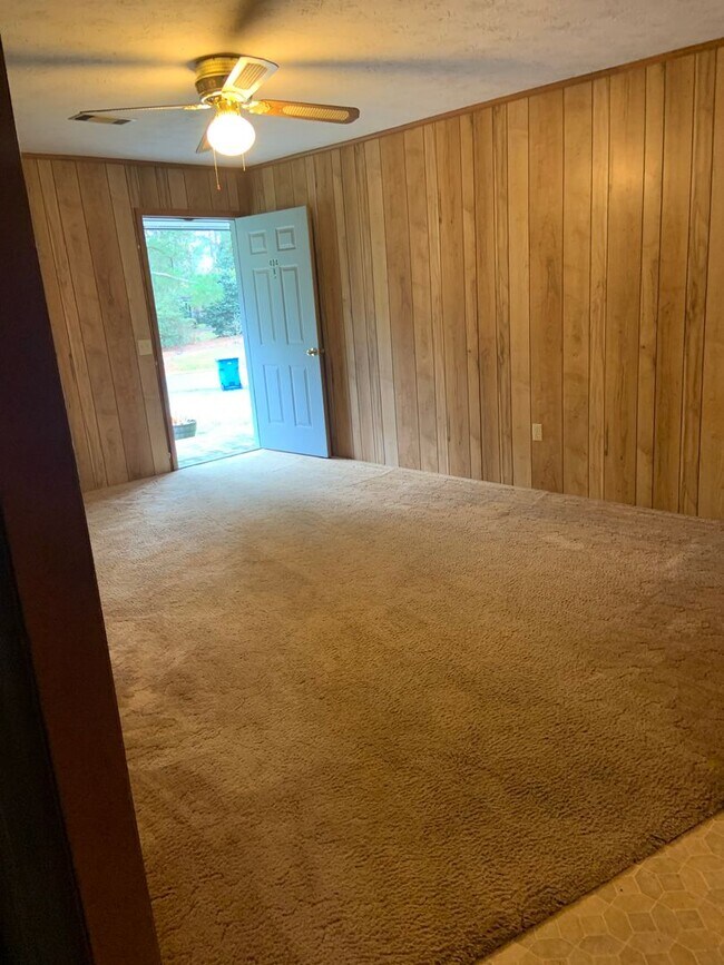 Foto del edificio - 404 Pinecrest Dr