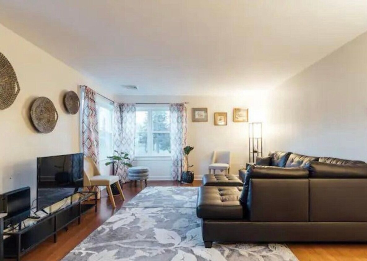 Primary Photo - 19 Pershing Ave