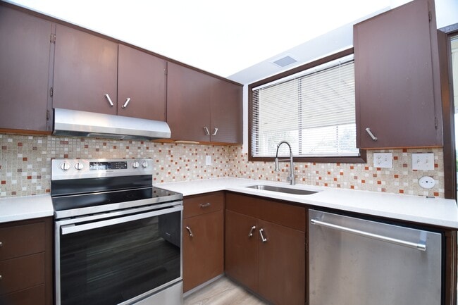 Building Photo - 3434 SE King Rd