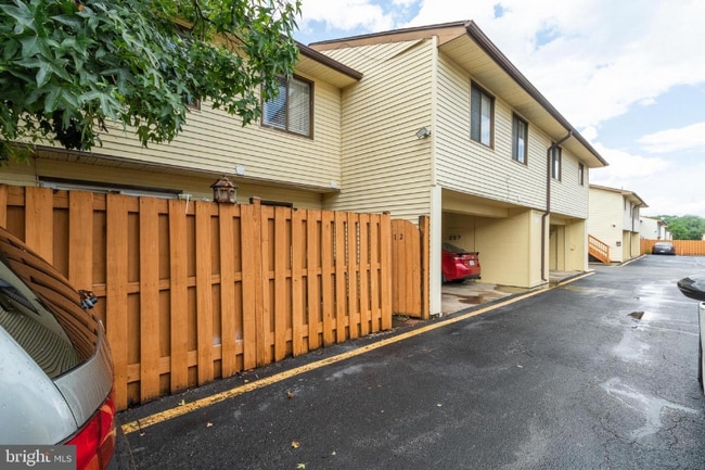 Building Photo - 8000 Jinetes Ct