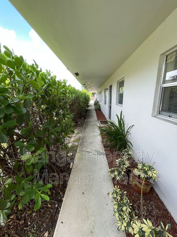 Foto del edificio - 220 SW 8th St