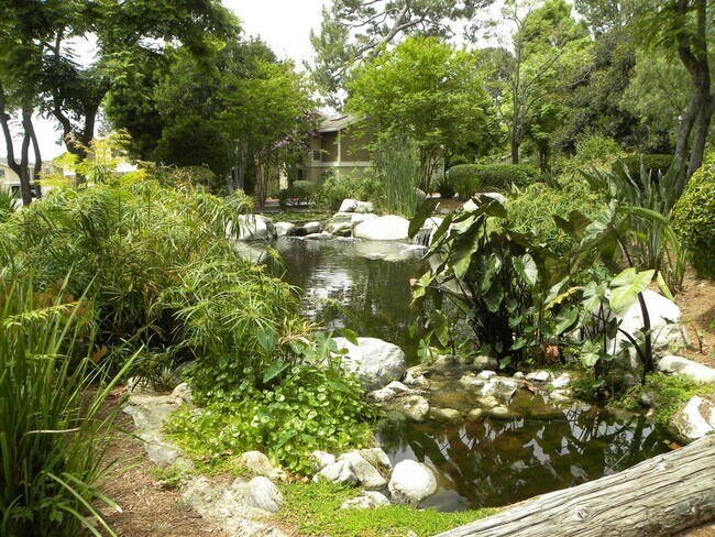 Foto del edificio - Lovely 1 Bed 1 Bath 2 Story Condo in Irvine