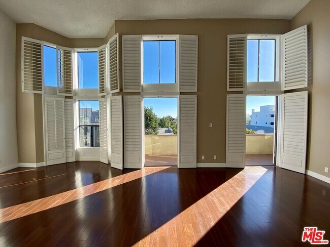 Building Photo - 2332 Fox Hills Dr