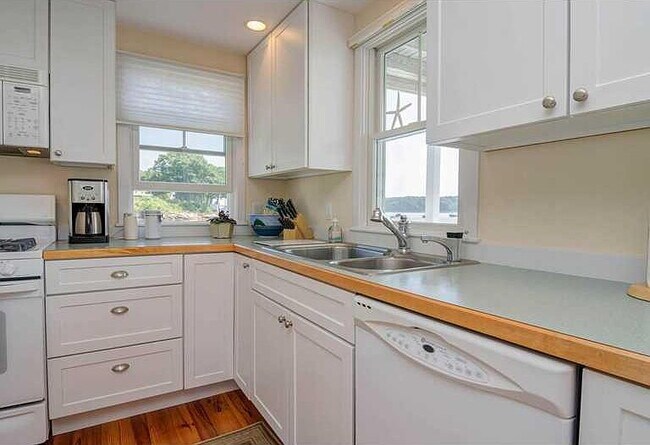Foto del edificio - "Charming 2-Bed, 2-Bath Haven in Yarmouth – Spacious 1,380 Sq Ft Gem!"