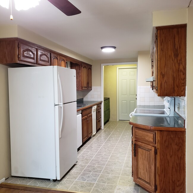 kitchen - 719 NW South Shore Dr