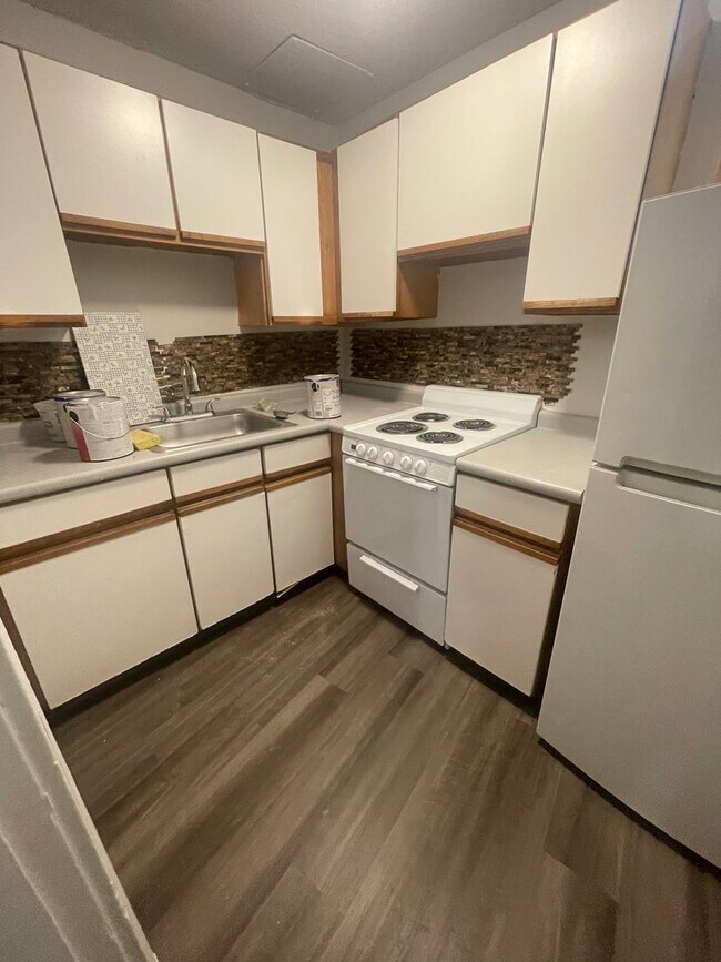 Foto del edificio - No Fee Lowest Priced 1 bed in Allston Heat HW Inc  New floors and Paint Private Entrance