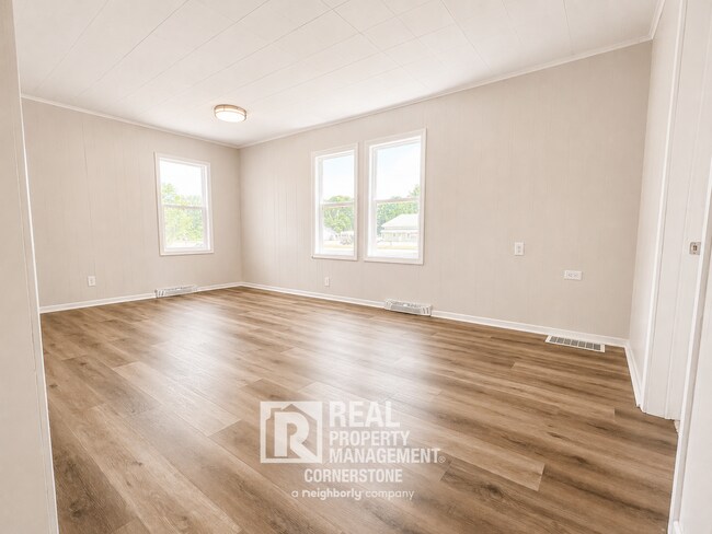 Foto del edificio - 3 Bedroom Home with Huge Yard & Great Natural Light
