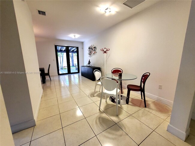 Foto del edificio - 9731 NW 10 Terrace