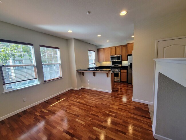 Foto del edificio - Beautiful 3 Bedroom 2.5 Bath Townhouse Wit...