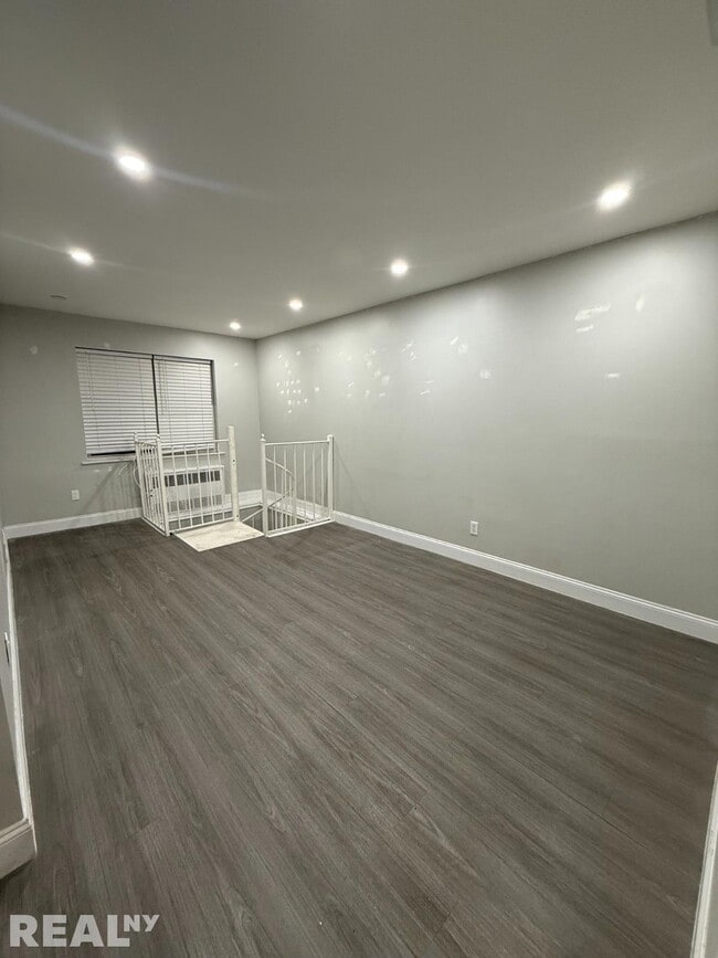 Building Photo - 140-71 Burden Crescent