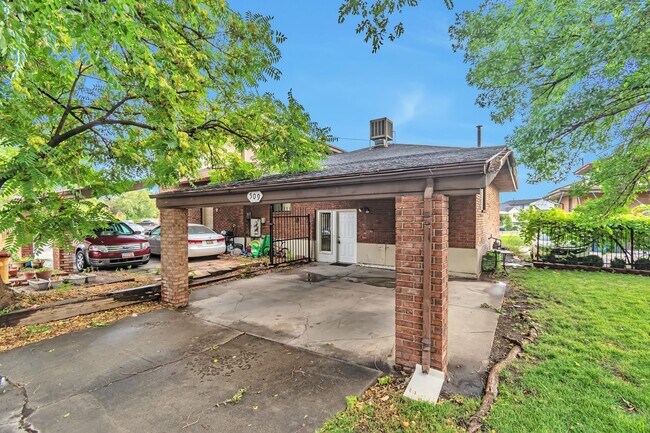 Building Photo - Remodeled Row End Rambler Townhome in Jack...