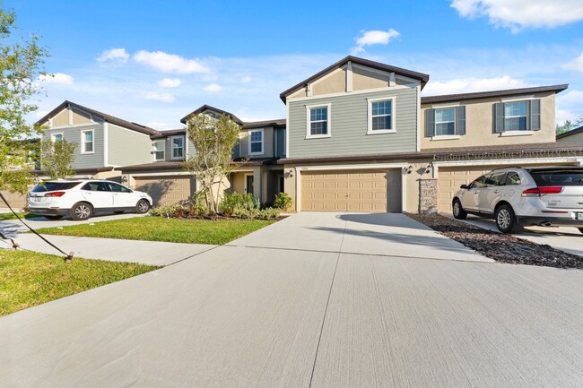 Building Photo - Absolutely stunning 3 BR /2.5 Bath / 2 Car Garage + LOFT townhome in ultra-modern and green-focus...