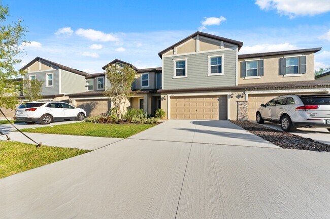 Foto del edificio - Absolutely stunning 3 BR /2.5 Bath / 2 Car Garage + LOFT townhome in ultra-modern and green-focus...