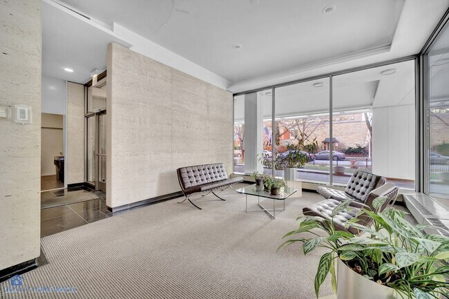 Foto del edificio - 360 W Wellington Ave