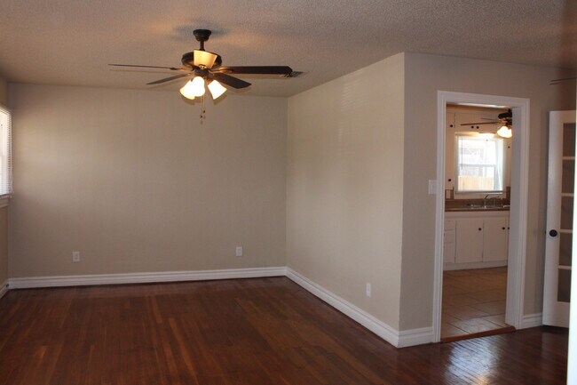 Building Photo - PRE -LEASING FOR AUGUST ! 4 Bedroom/2 bath House 1.5 Miles from Texas Tech