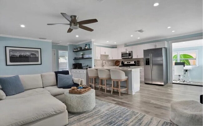 Building Photo - Home For Rent in St Pete with TONS OF UPGRADES & FENCED IN YARD!