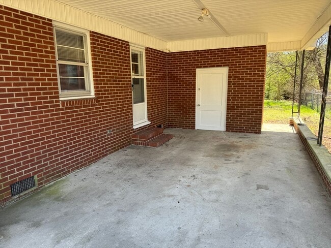 Building Photo - 3 Bedroom Brick House