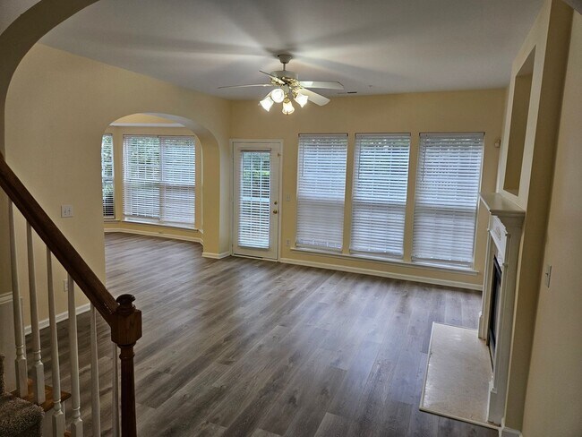 Building Photo - Lovely 3br/2.5ba in exc community, 2 car gar, exc deck, comm rec included!! Avail July 15, 2026!