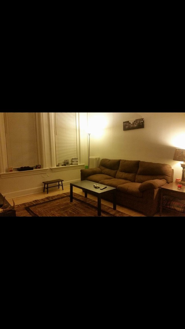 Foto del edificio - 421 W 3rd St