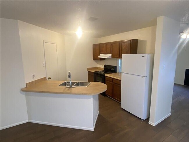 Building Photo - Cute 2/2 duplex with a garage