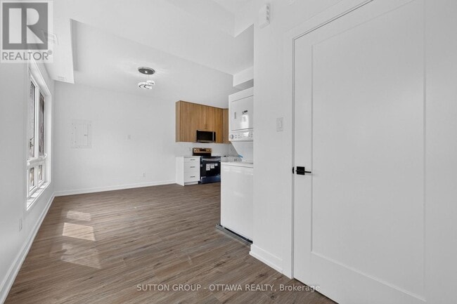 Building Photo - 944 Woodroffe Ave
