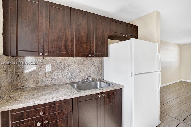 Foto del edificio - 5842 NW 12th Ave