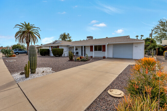 Hogar unifamiliar en un vecindario tranquilo, escondido dentro de campos de golf y centros recreativos. - 10113 W Pebble Beach Dr