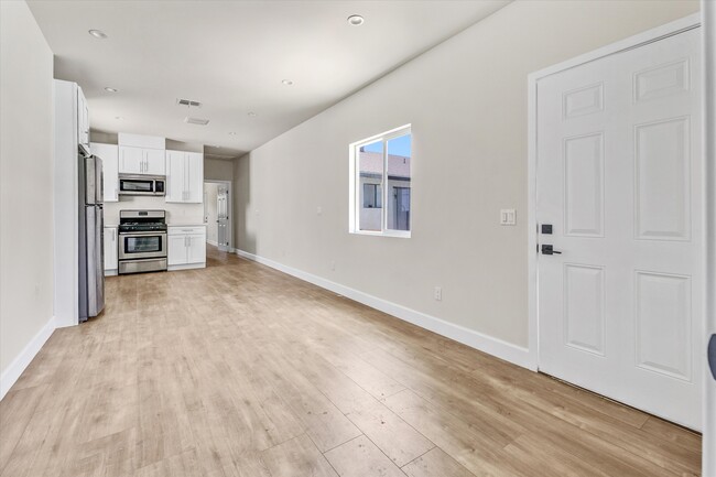 Foto del edificio - 6338 Wilbur Ave