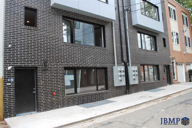 Foto del edificio - 2 br, 1 bath 4plex - 2541-43 MONTROSE ST U...