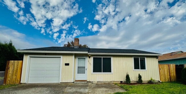 Three bedroom home with large fenced yard - Three bedroom home with large fenced yard