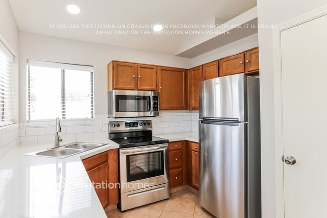 Building Photo - 921 S Val Vista Dr