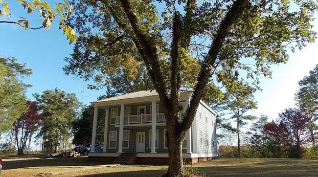 Building Photo - Welcome home to Greenville's Perfect Colon...