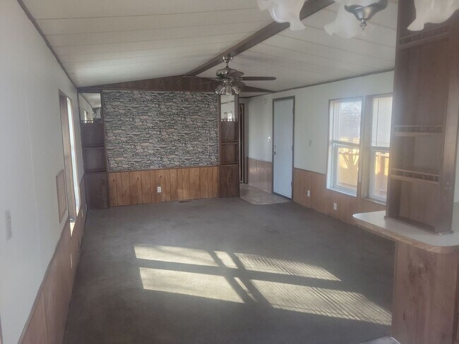 Building Photo - 2 Bedroom, 2 Bathroom Trailer House For Rent