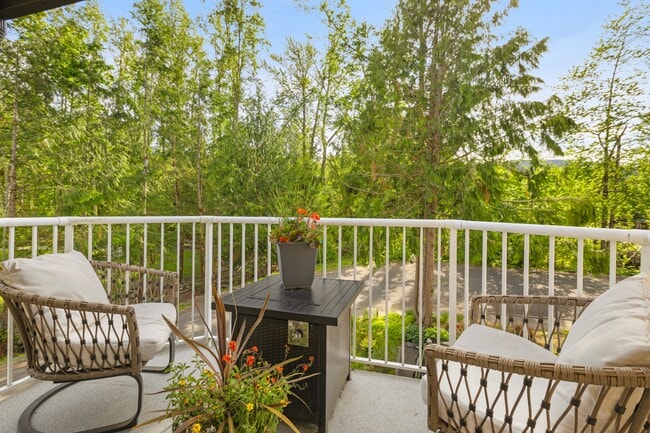 Your private tree house - 280 NW Holly St