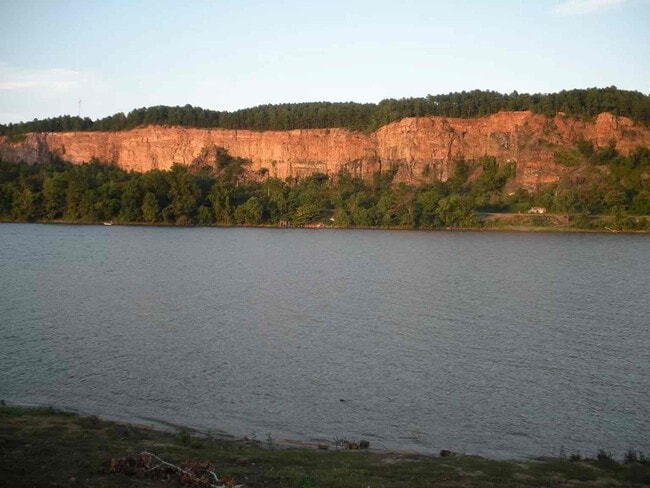 Building Photo - 2512 Riverfront Dr