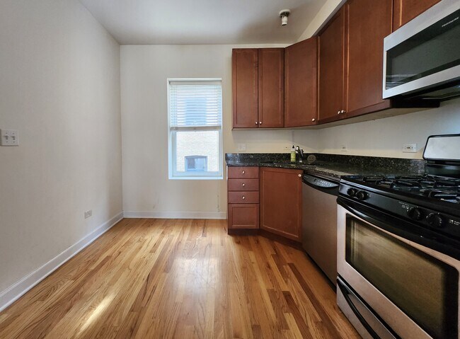 Foto del edificio - 2 Bed, 2 Bath in Lakeview, In-Unit W/D, Pa...