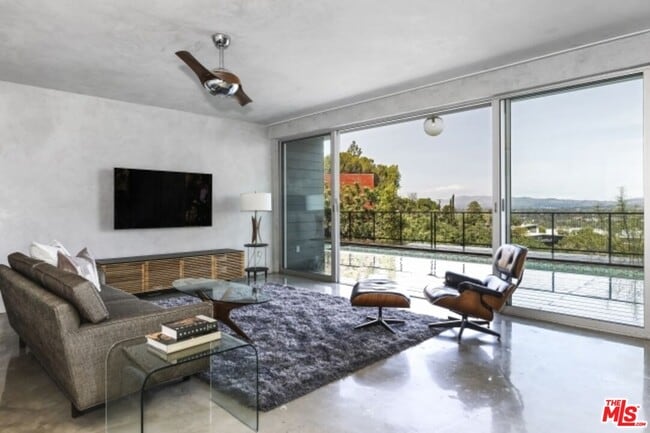 Foto del edificio - 11462 Laurelcrest Rd